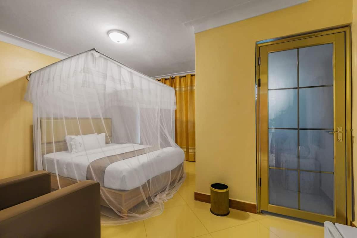 Santa Maria Hotel Entebbe Esterno foto