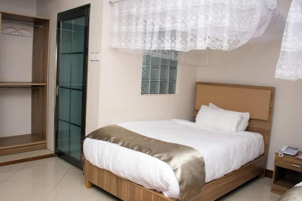 Santa Maria Hotel Entebbe Esterno foto