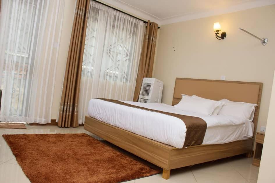 Santa Maria Hotel Entebbe Esterno foto